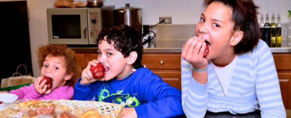 kids eating apple