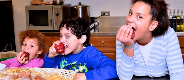 kids eating apple